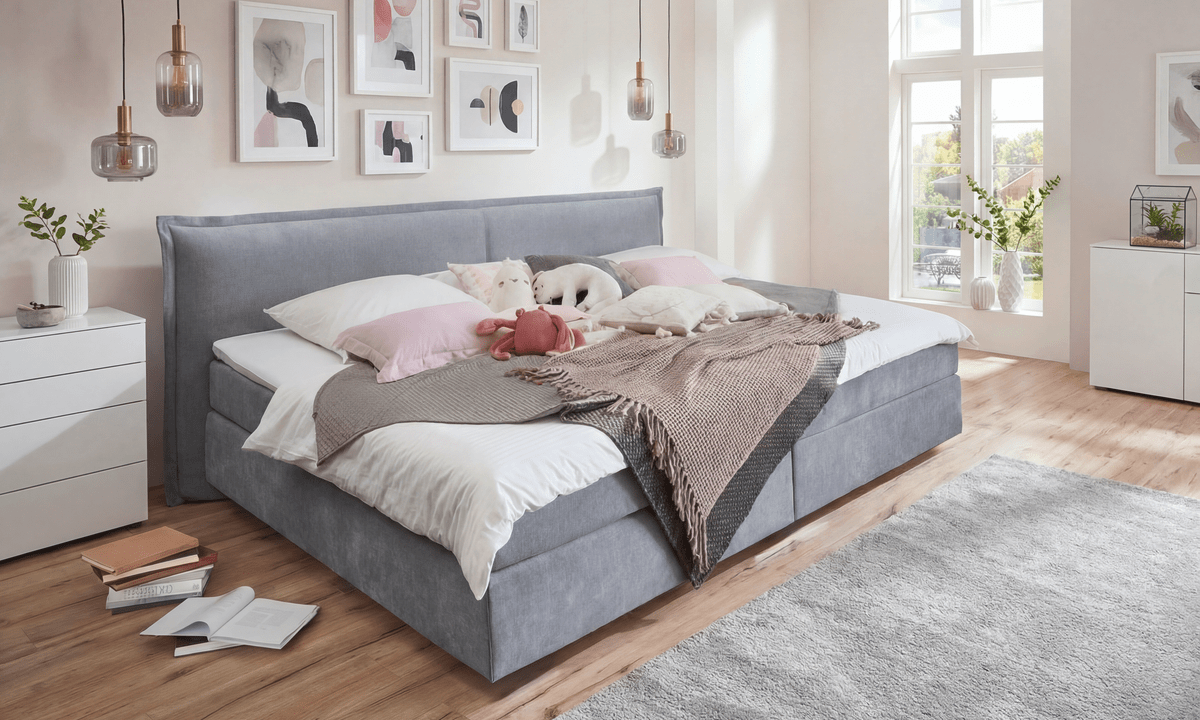 Großes Boxspringbett als Familienbett